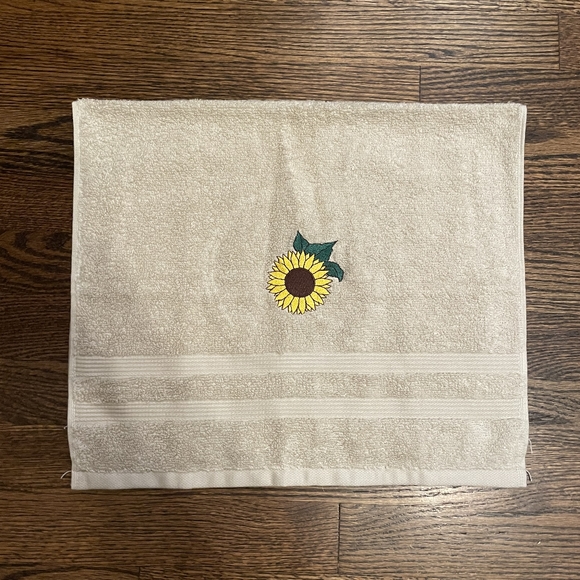 Embroideryhandtowels with sunflower design,the color is tan.size is 26×16 inches - Picture 2 of 5